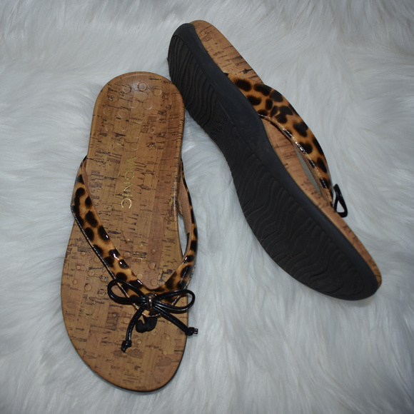 vionic leopard flip flop